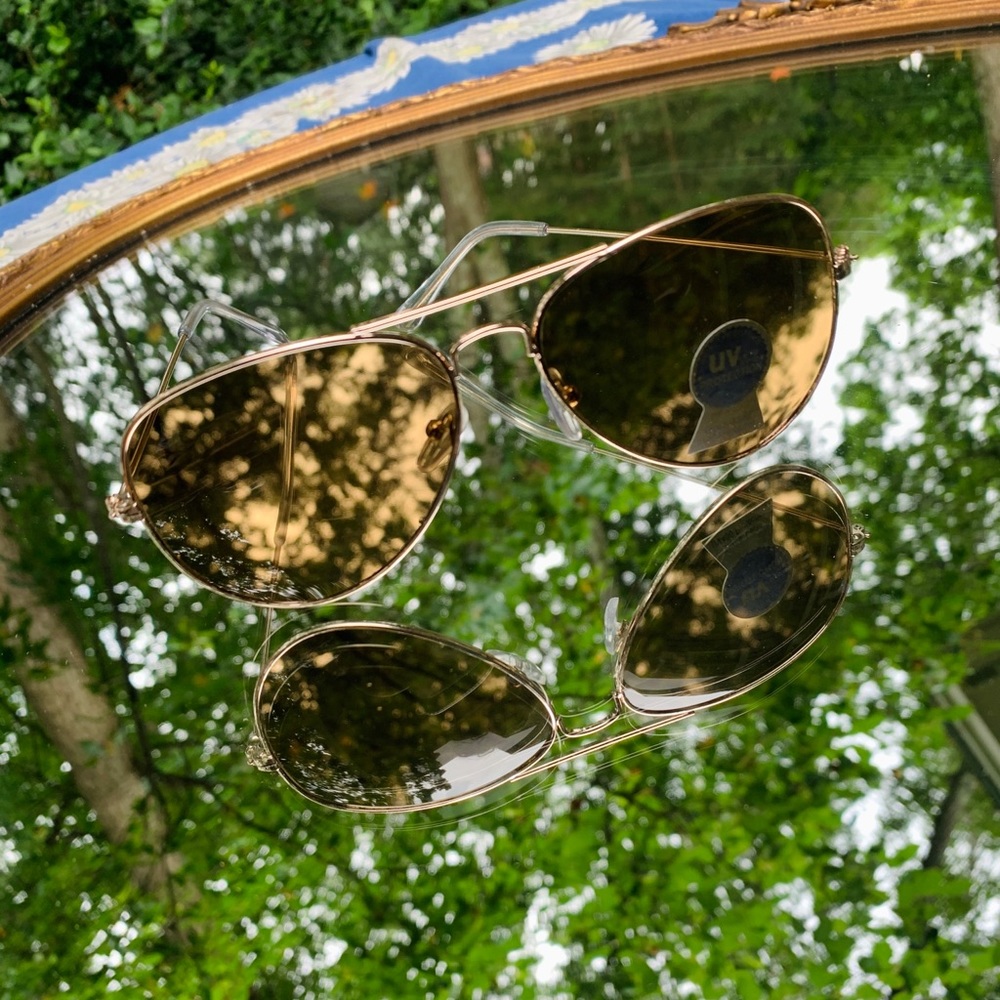 Light aviator sunglasses